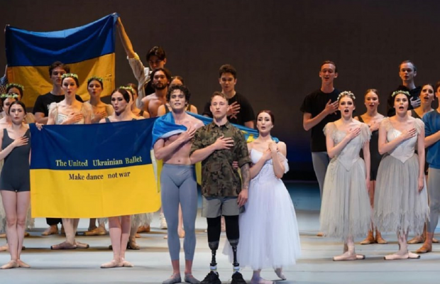 Боец ВСУ, потерявший обе ноги на фронте, сорвал овации в театре в Калифорнии (фото)