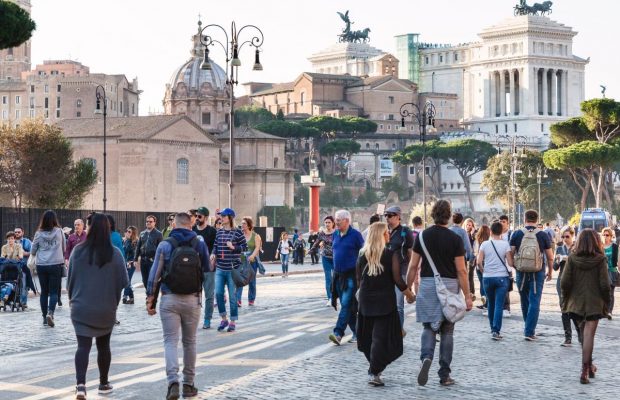 Всіх не задовольнити: туристів попередили про несподівану проблему на літньому відпочинку в Європі