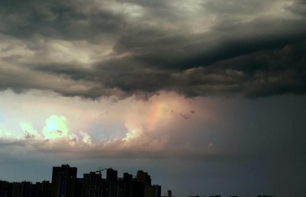 У небі над Києвом побачили цікаве явище (фото)