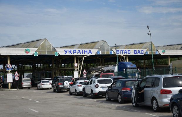 Украинцев предупредили об очередях на границе: в ГПСУ посоветовали как спланировать маршрут