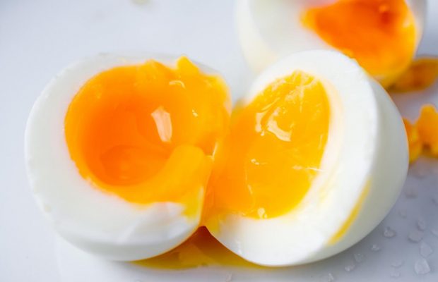 Скільки варити яйця некруто: точний час аж до секунди