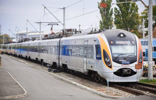 Через нічну атаку затримувалися кілька потягів: про які напрямки йшлося