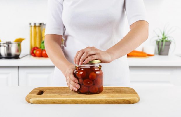 Не все банки с консервацией нужно переворачивать: вот, почему
