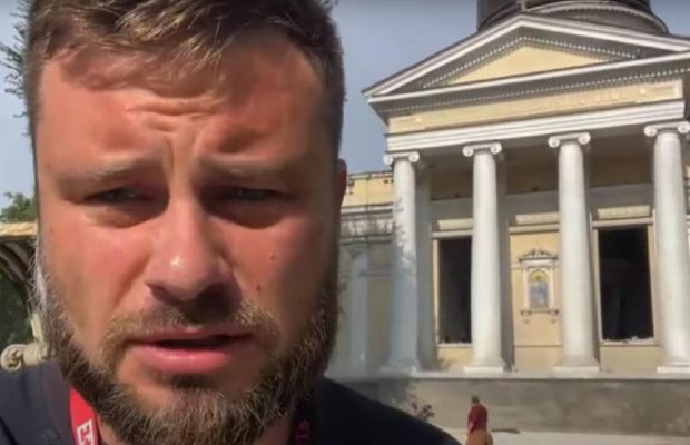 Відомий ведучий опинився в епіцентрі ракетної атаки по Одесі та показав зруйнований собор