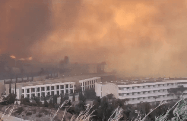 Курортный остров страдает от лесных пожаров: объявлена крупнейшая в истории эвакуация (видео)