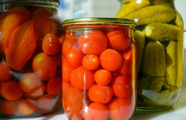 Коли краще консервувати огірки і помідори: сприятливі дати й перевірені рецепти