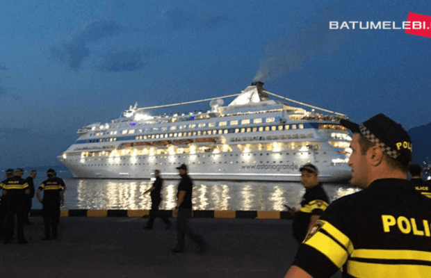 З Батумі під "пісню про Путіна" вигнали лайнер із туристами з РФ (фото, відео)