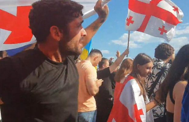 Поліція Грузії затримала учасників мітингу проти прибуття лайнера з росіянами (відео)