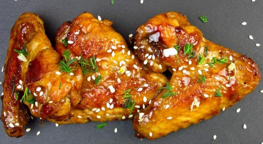 Эту закуску сметают со стола за минуту: куриные крылышки в необычном соусе
