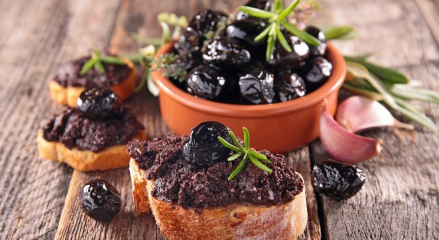 Пикантная намазка на хлеб для завтрака и перекуса: две минуты - и готово