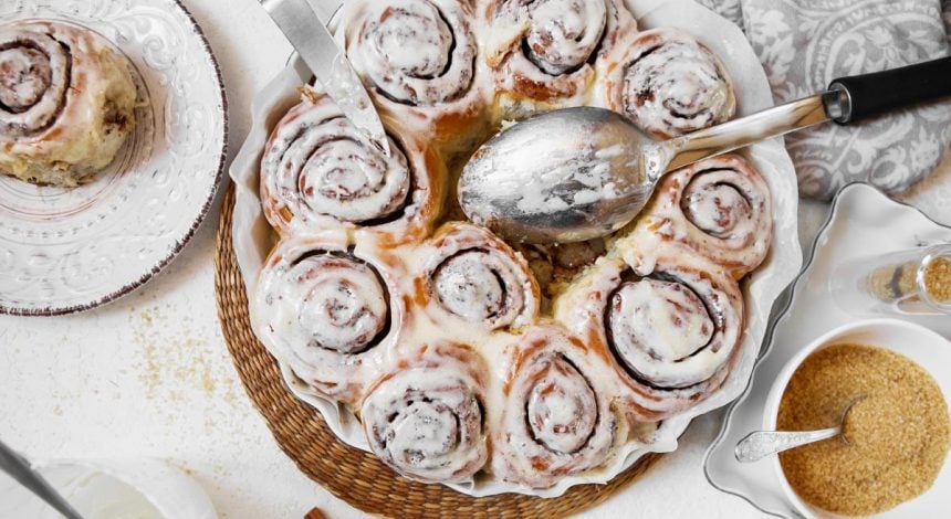 Смачні булочки Сіннабон: класичний рецепт зі склянки молока