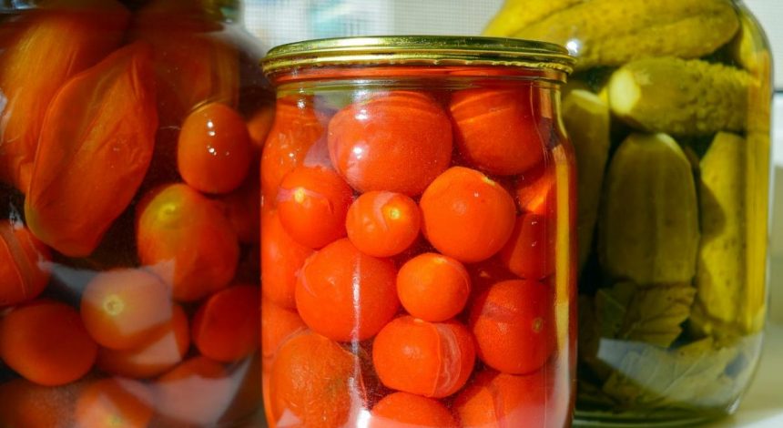 Когда лучше консервировать огурцы и помидоры: благоприятные даты и проверенные рецепты