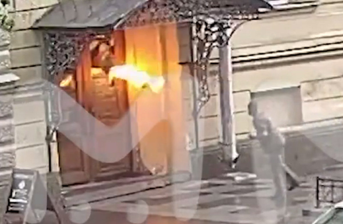 Підпал військкомату в Пітері / Скріншот Підпал військкомату в Пітері / Скріншот