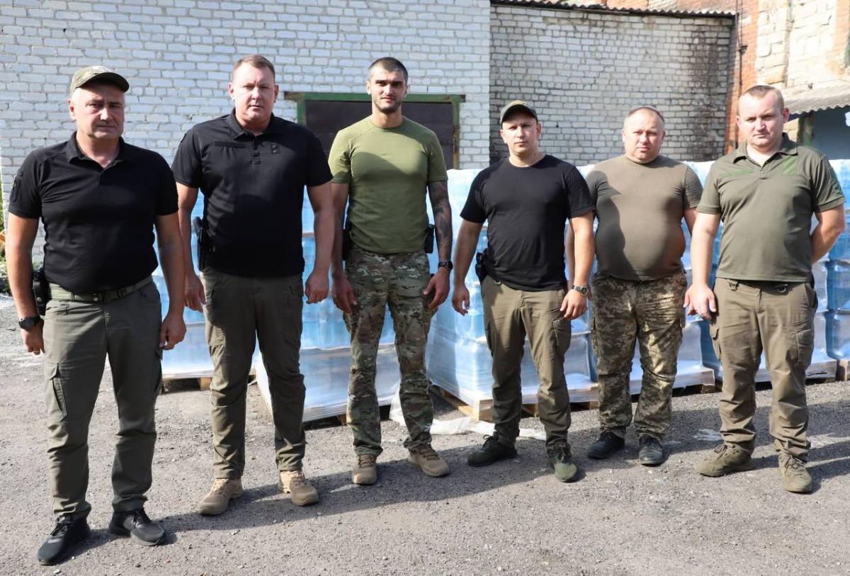 Для громад Донеччини Благодійний Фонд Едуарда Мкртчана придбав 57 тонн питної води Для громад Донеччини Благодійний Фонд Едуарда Мкртчана придбав 57 тонн питної води