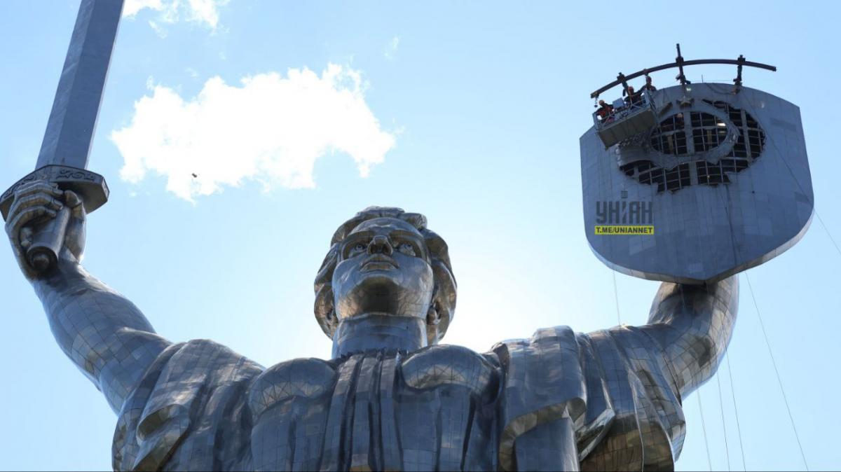 Радянські символи прибрали з монументу "Батьківщина-мати" / фото УНІАН