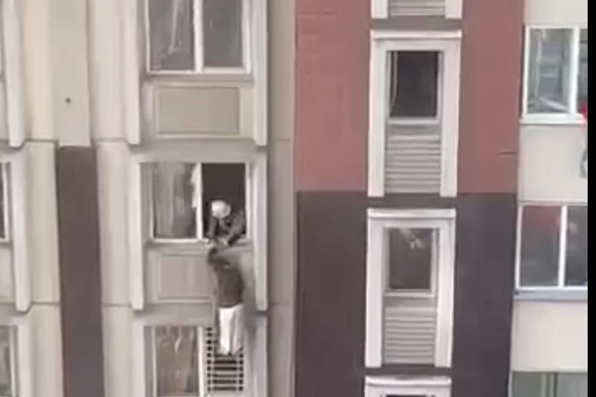 В Алматы люди прыгали из окон горящего дома / скриншот В Алматы люди прыгали из окон горящего дома / скриншот