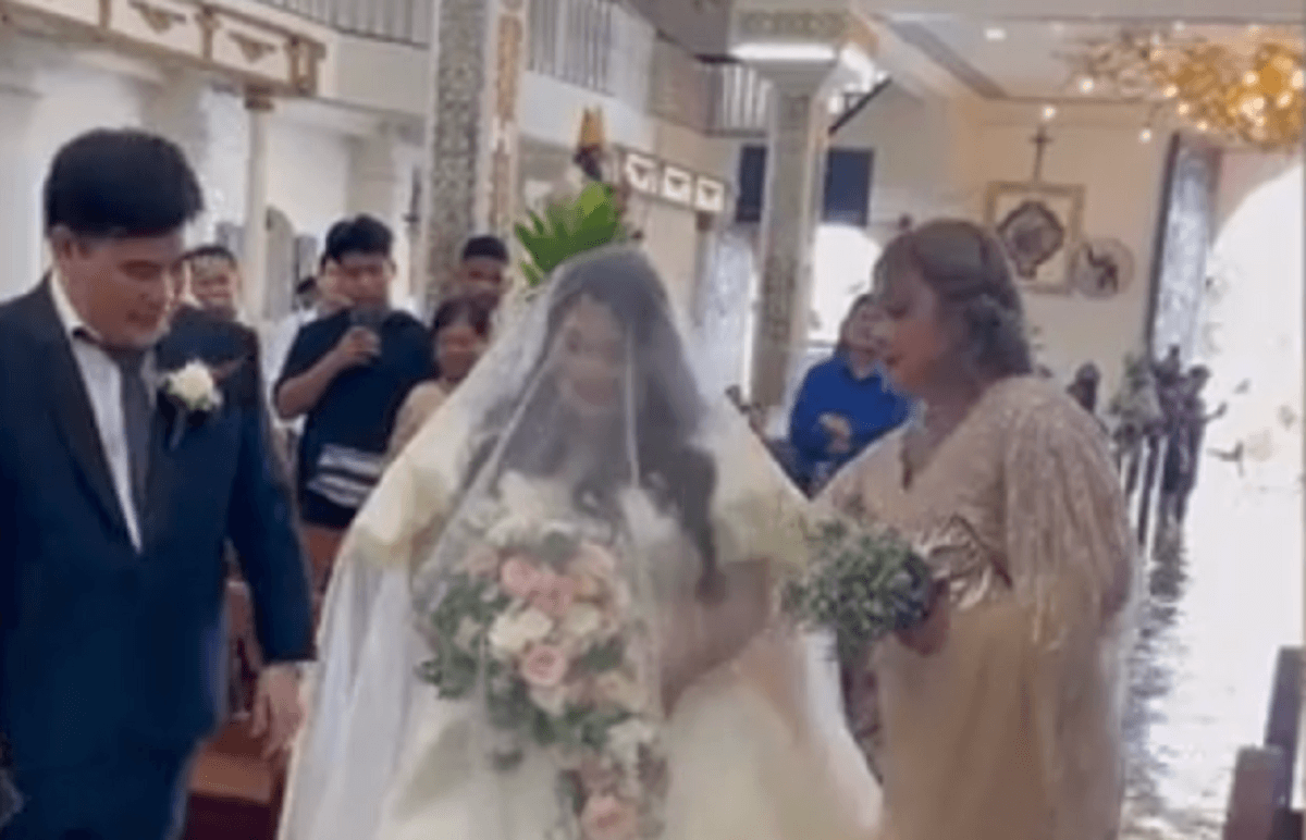 Смілива пара на Філіппінах побралася в затопленій після тайфуну церкві: мережа шокована вчинком / скриншот Смілива пара на Філіппінах побралася в затопленій після тайфуну церкві: мережа шокована вчинком / скриншот