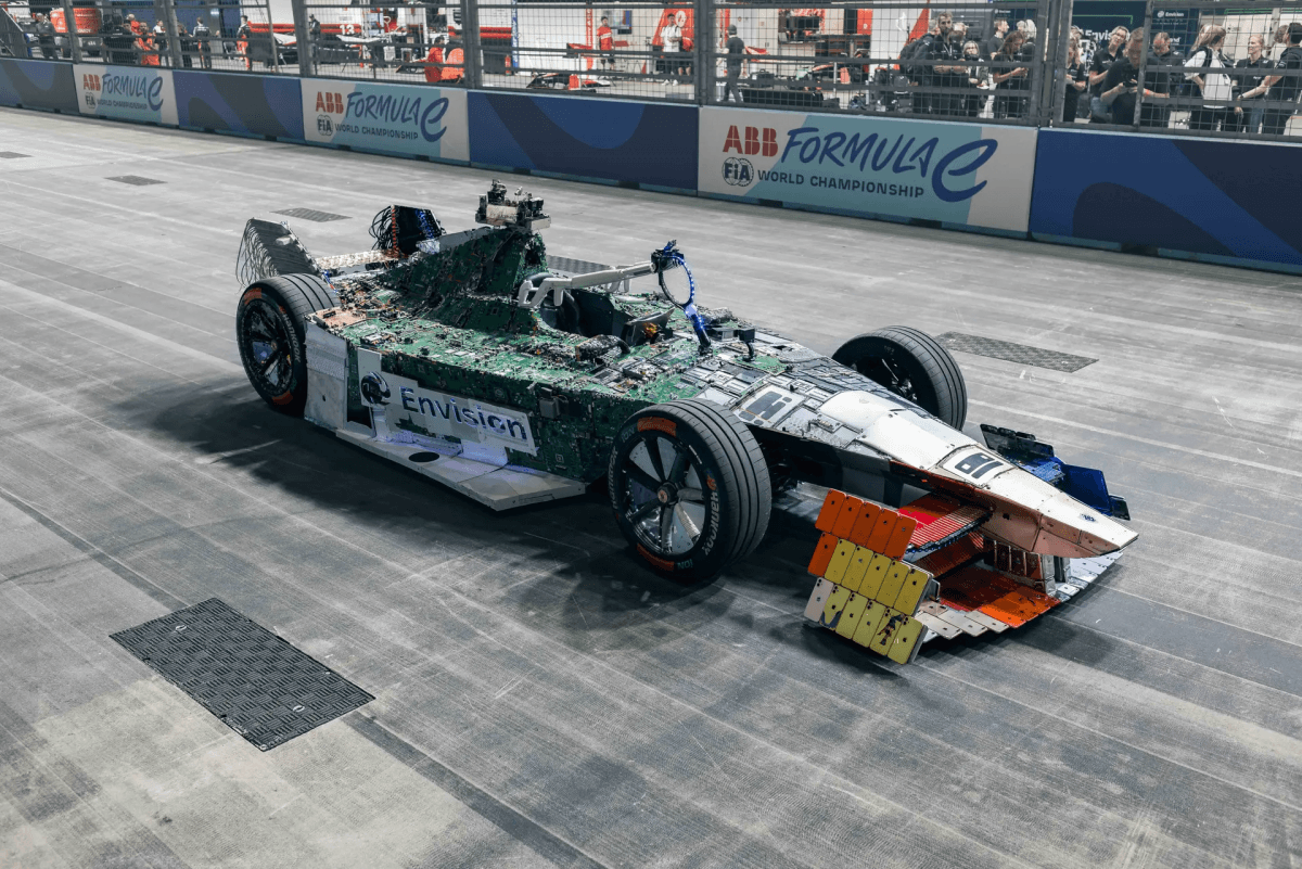 Посмотрите на гоночный болид из сломанных iPhone и ноутбуков / фото Envision Racing Посмотрите на гоночный болид из сломанных iPhone и ноутбуков / фото Envision Racing