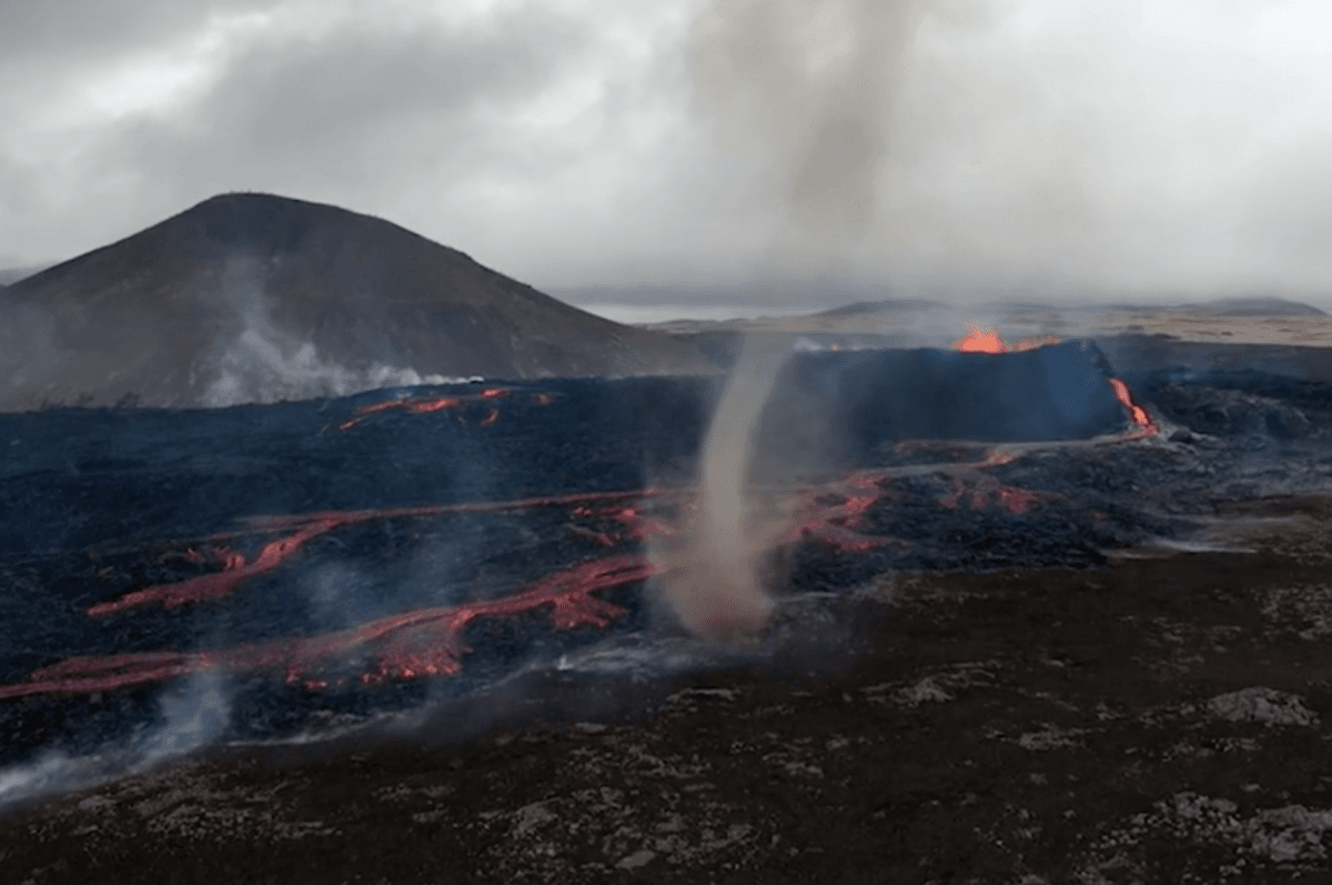 В Ісландії над вулканом помітили торнадо / скріншот