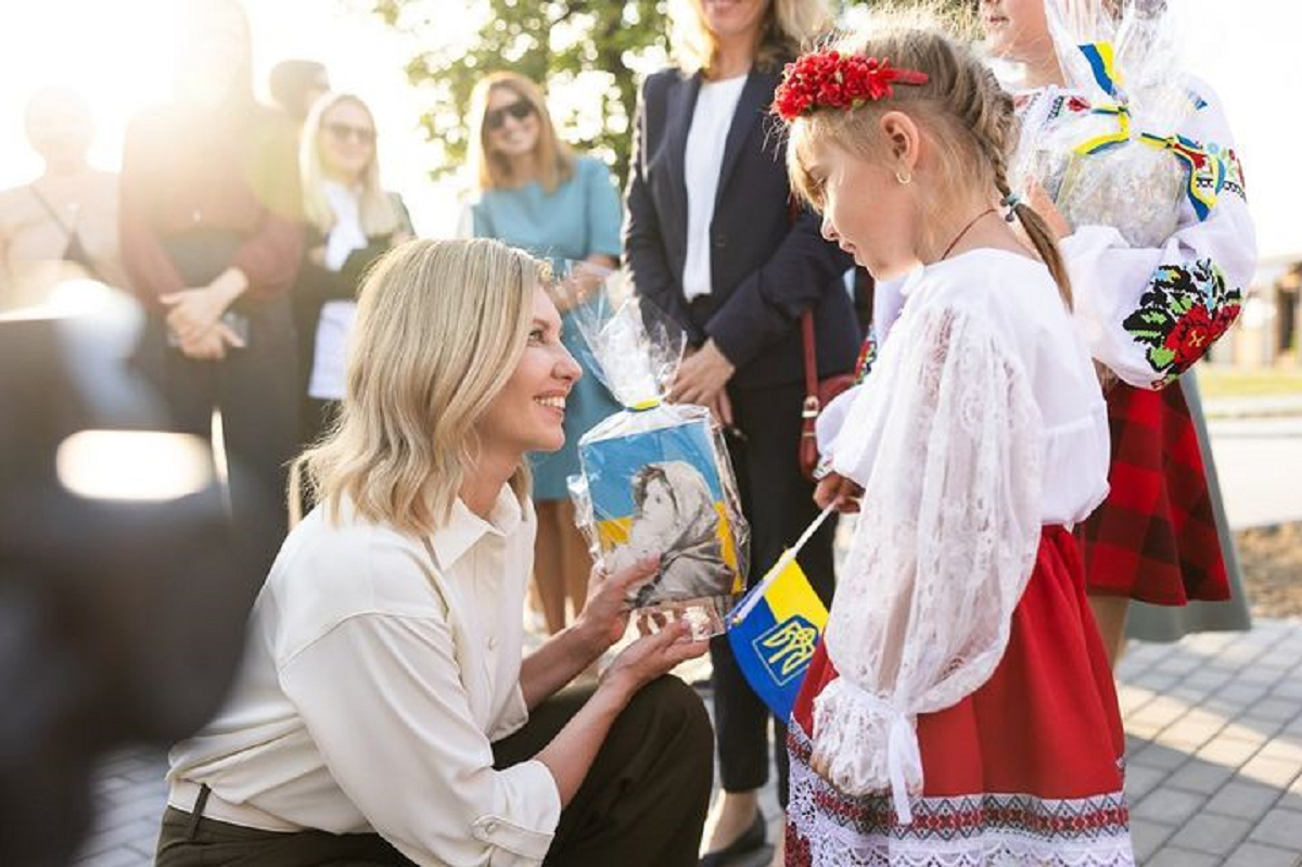 Олена Зеленська показалася в стильному костюмі / instagram.com/olenazelenska_official Олена Зеленська показалася в стильному костюмі / instagram.com/olenazelenska_official