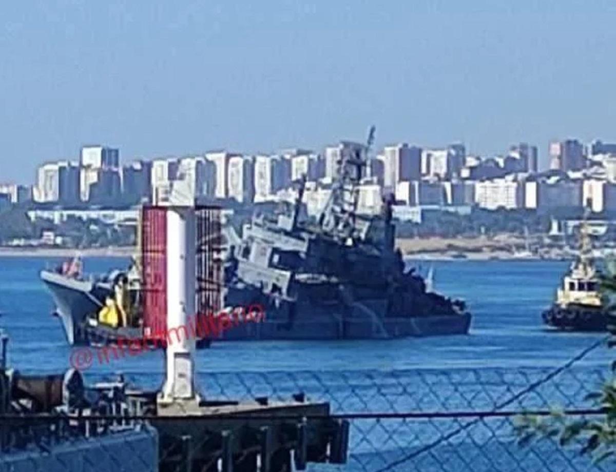 Подбитый в порту Новороссийска БДК "Оленегорский горняк" / фото "Милитарист"