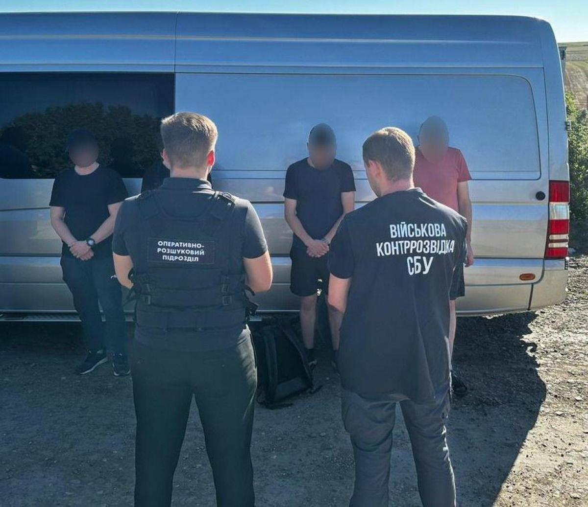 Задержанные доставлены в пограничное подразделение / фото ГПСУ Задержанные доставлены в пограничное подразделение / фото ГПСУ