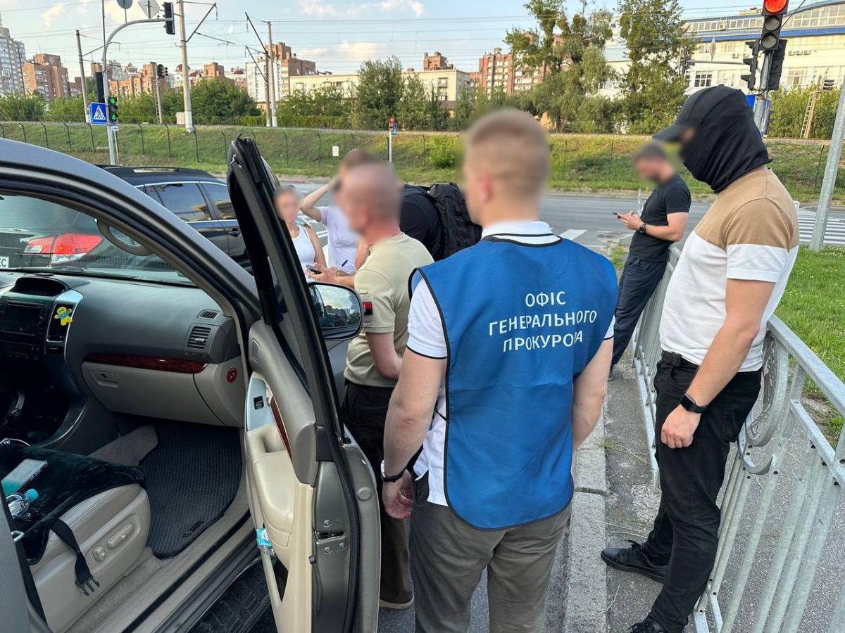 У Києві затримали начальника Голосіївського військкомату / фото ОГП У Києві затримали начальника Голосіївського військкомату / фото ОГП
