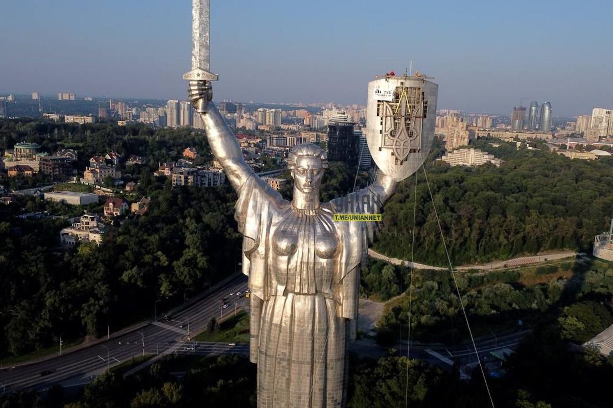 На щите монумента наконец-то правильный герб / фото УНИАН На щите монумента наконец-то правильный герб / фото УНИАН