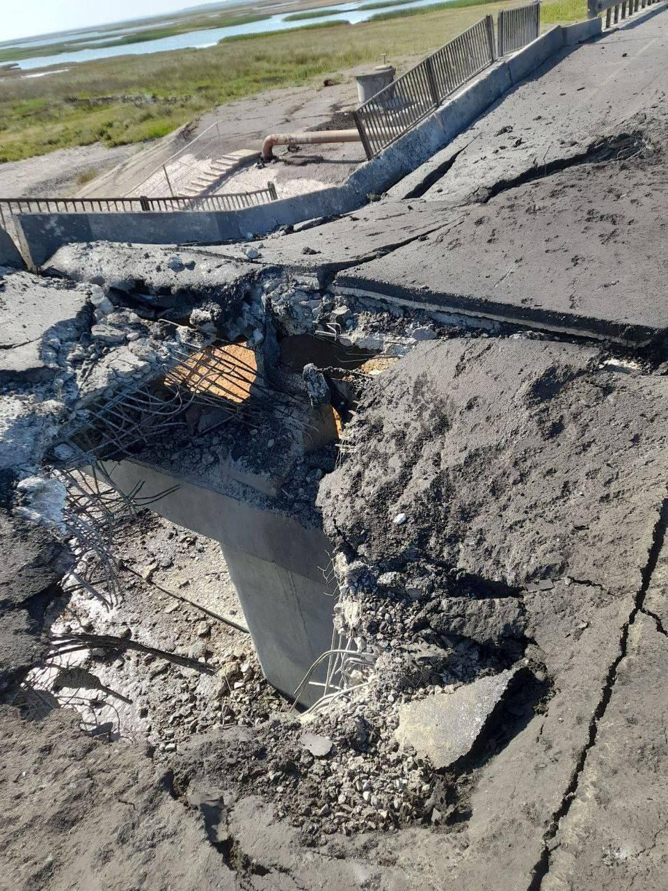 Так виглядає міст через протоку Тонка після ударів 6 серпня / фото t.me/vanek_nikolaev Так виглядає міст через протоку Тонка після ударів 6 серпня / фото t.me/vanek_nikolaev