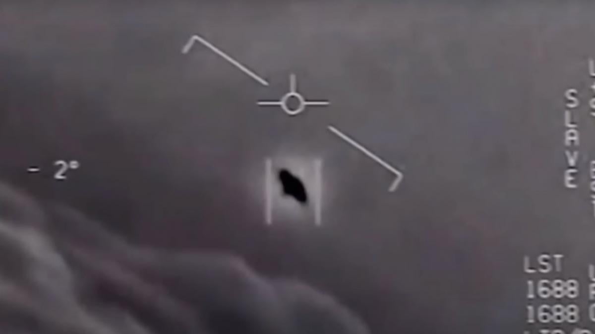 Два асса ВПС США під присягою розповіли про свої зустрічі з НЛО, а офіцер американської розвідки повідомив, що готовий вказати на секретні місця, де хряняться залишки інопланетного десанту / фото-кадр з відео
