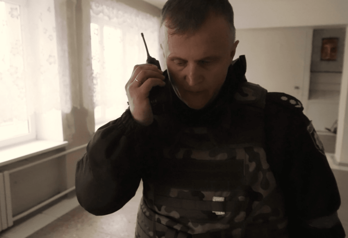 Поранено українського поліцейського / Кадр з фільму "20 днів в Маріуполі" Поранено українського поліцейського / Кадр з фільму "20 днів в Маріуполі"