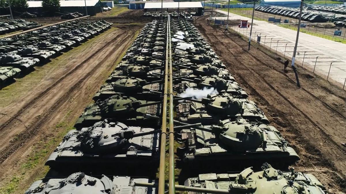 Росія майже наполовину спустошила найбільшу базу радянської бронетехніки (фото) Росія майже наполовину спустошила найбільшу базу радянської бронетехніки (фото)