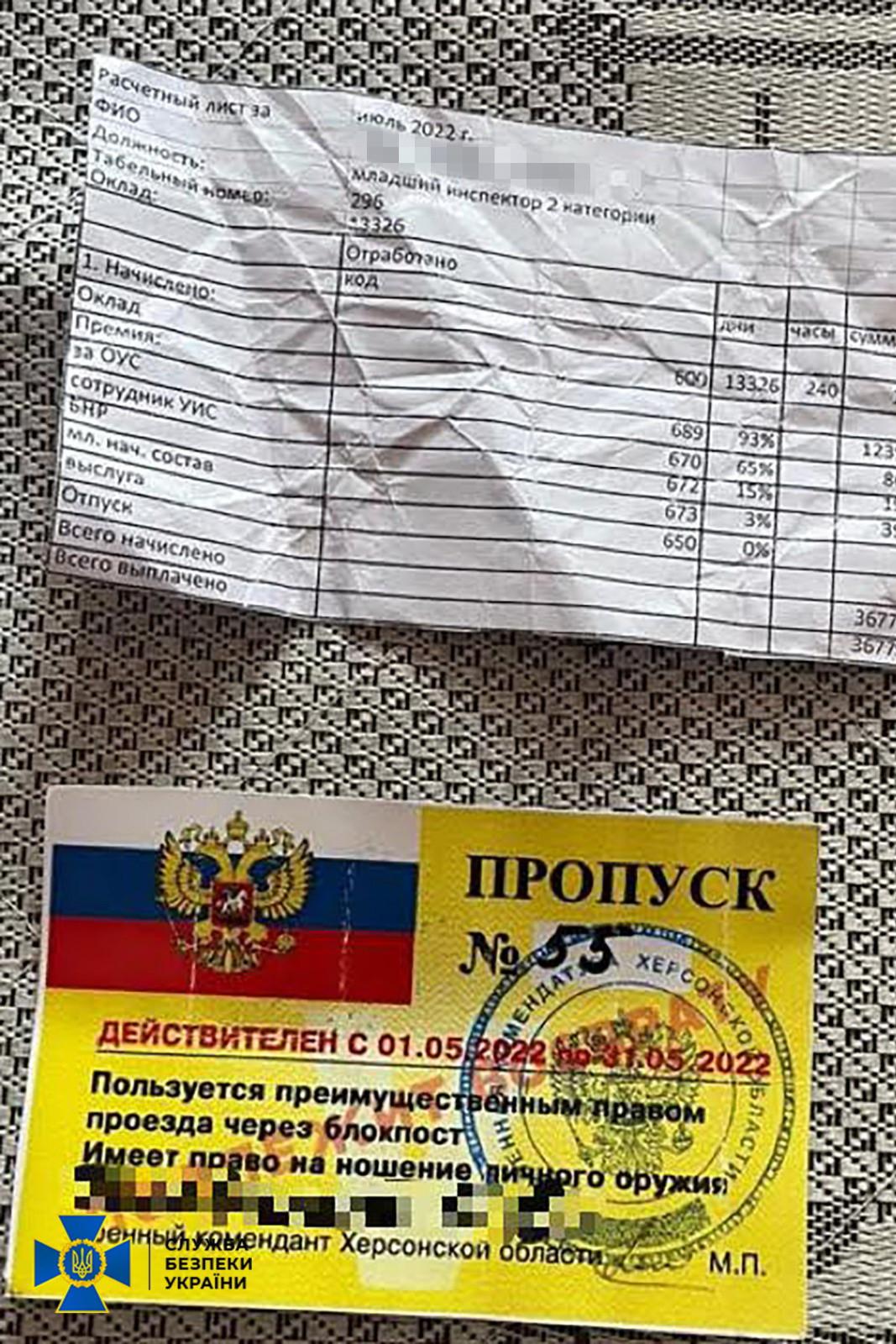 У коллаборанта нашли оккупационный "пропуск" / фото СБУ У коллаборанта нашли оккупационный "пропуск" / фото СБУ