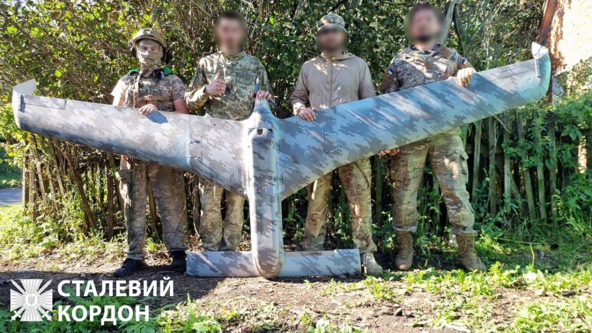 Прикордонники приземлили новітній російський дрон "Елерон Т-16" / фото ДПСУ Прикордонники приземлили новітній російський дрон "Елерон Т-16" / фото ДПСУ