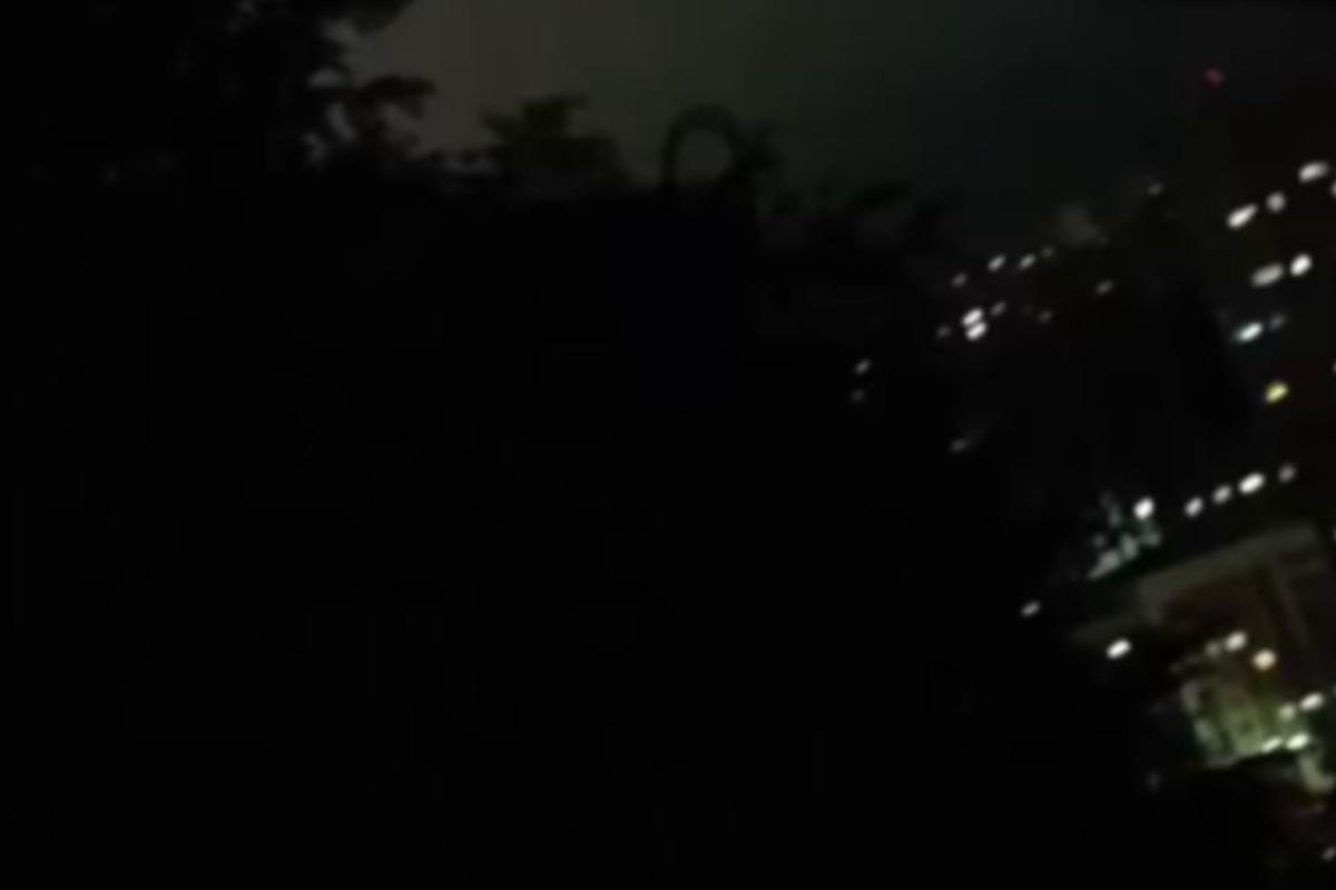 Ночью со стороны военно-морской базы РФ во Владивостоке раздавались взрывы / скриншот Ночью со стороны военно-морской базы РФ во Владивостоке раздавались взрывы / скриншот