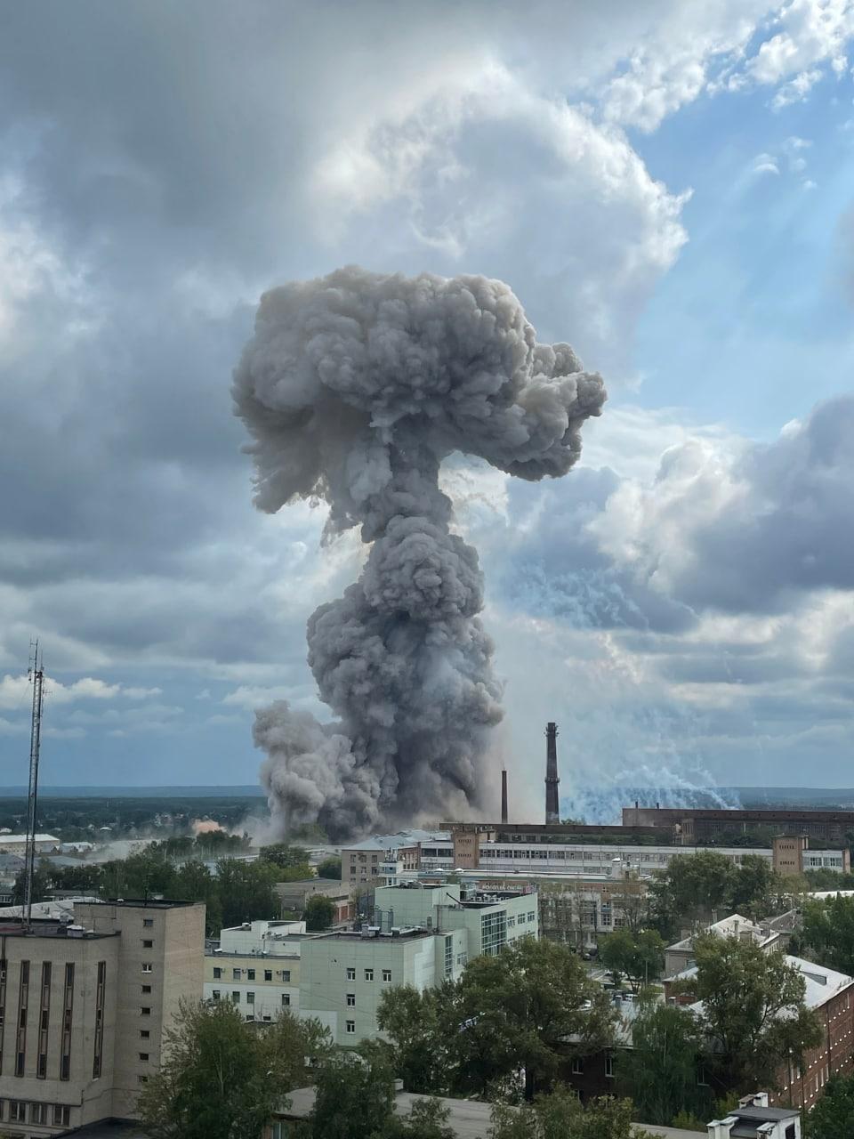 Над Сергієвим посадом навис "димовий гриб" / фото t.me/bazabazon/20288 Над Сергієвим посадом навис "димовий гриб" / фото t.me/bazabazon/20288