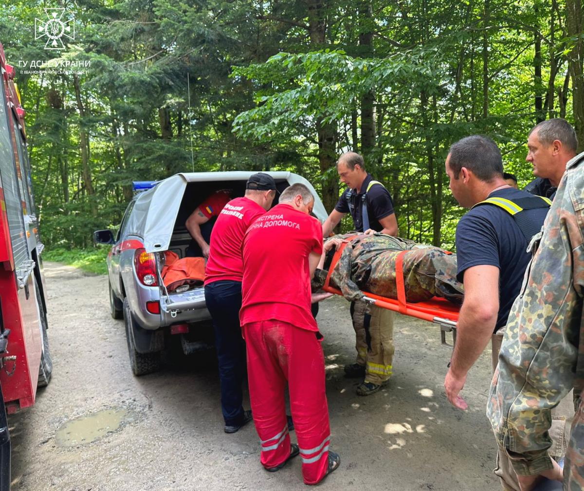 Жінку доправили до лікарні для медогляду / фото ДСНС Жінку доправили до лікарні для медогляду / фото ДСНС