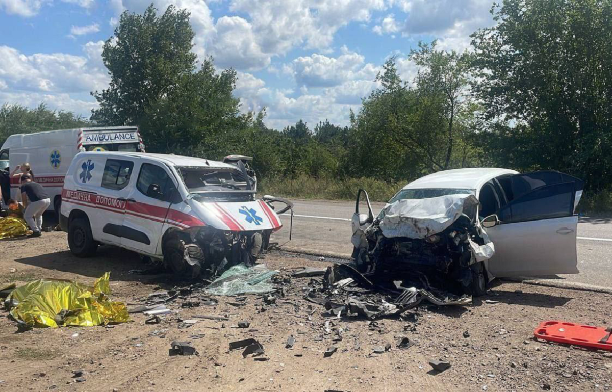 ДТП з трьома загиблими: на Миколаївщині зіштовхнулися 'швидка' і легковик (фото) ДТП з трьома загиблими: на Миколаївщині зіштовхнулися 'швидка' і легковик (фото)