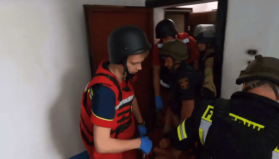 Пострадавший из-за ранения не мог открыть дверь и лежал окровавленный на полу / скриншот Пострадавший из-за ранения не мог открыть дверь и лежал окровавленный на полу / скриншот
