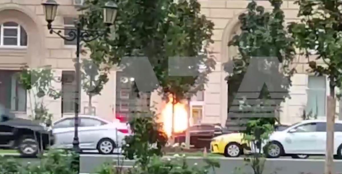 У Москві палала BMW з автобази Кремля (відео) У Москві палала BMW з автобази Кремля (відео)
