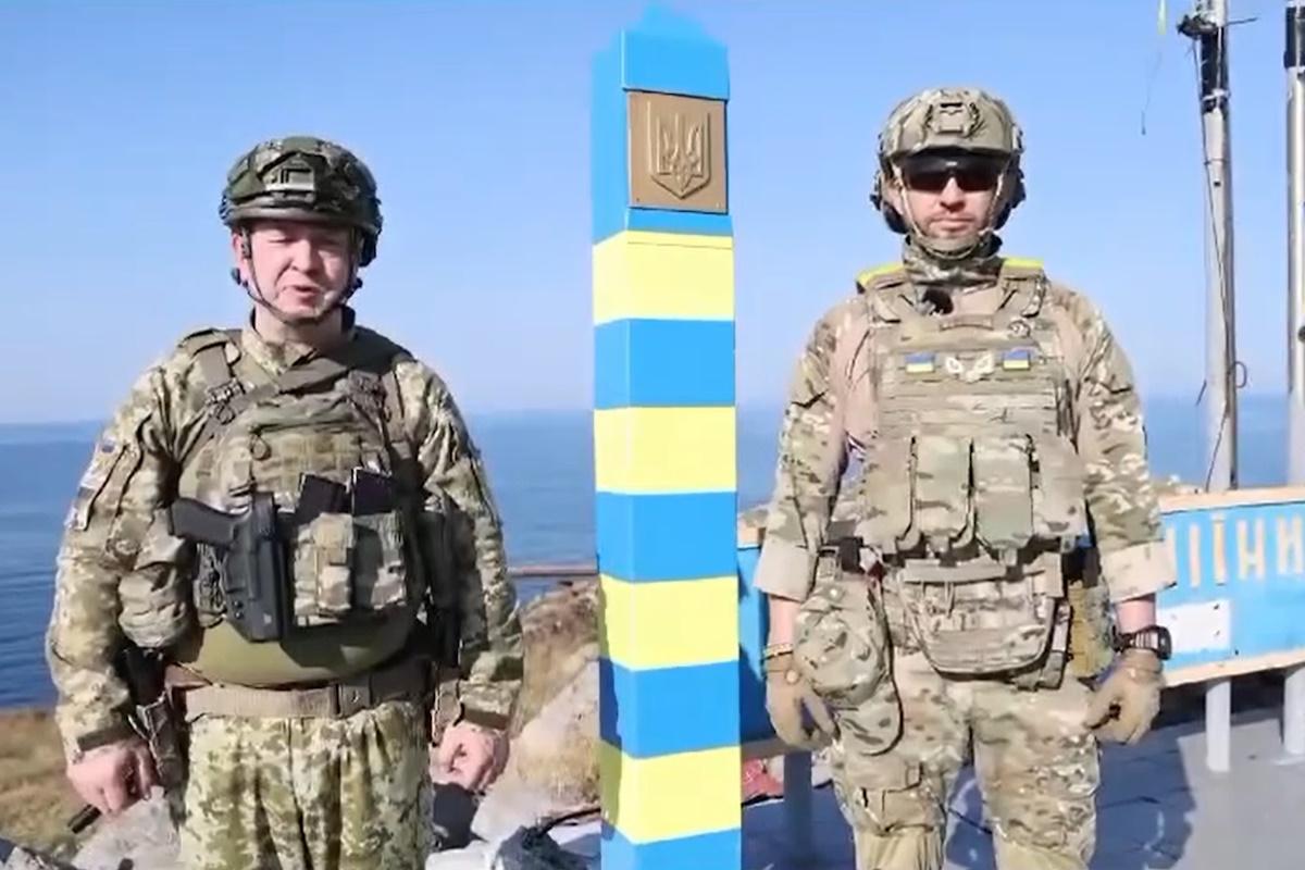 На Зміїному відновили прикордонний знак / скріншот На Зміїному відновили прикордонний знак / скріншот