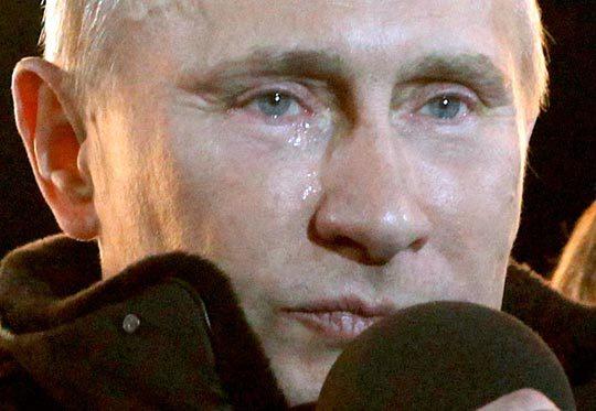 Слезы Путина на Манежной площади в Москве в 2012 году / фото социальные сети Слезы Путина на Манежной площади в Москве в 2012 году / фото социальные сети