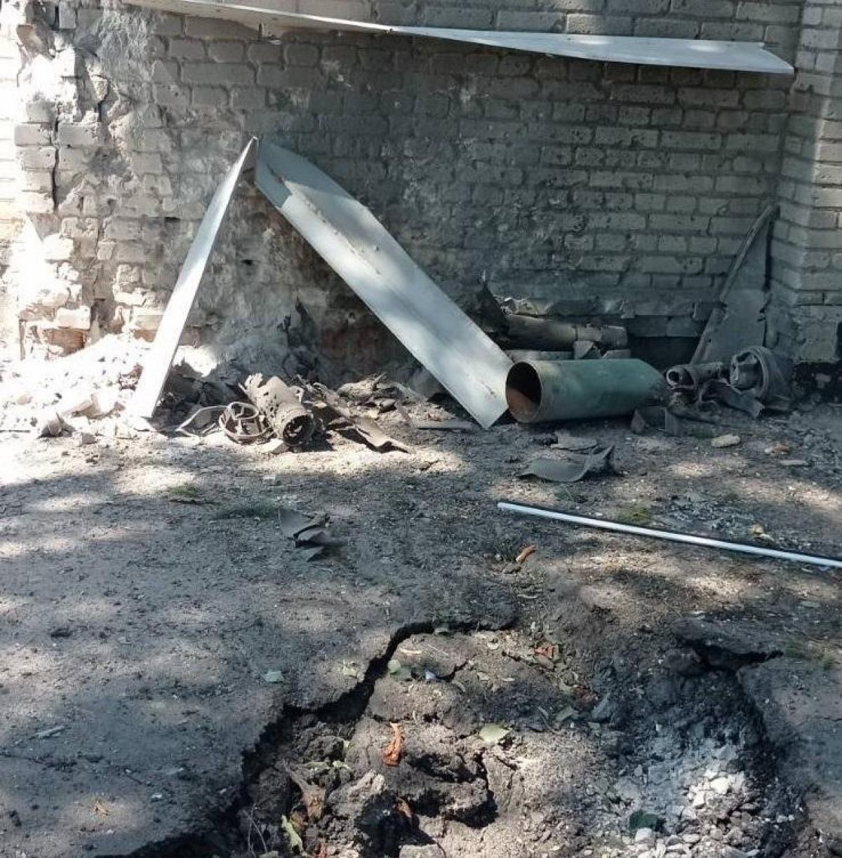 Окупанти здійснили хаотичний обстріл цивільної інфраструктури у центрі селища / фото Вячеслава Задоренка Окупанти здійснили хаотичний обстріл цивільної інфраструктури у центрі селища / фото Вячеслава Задоренка