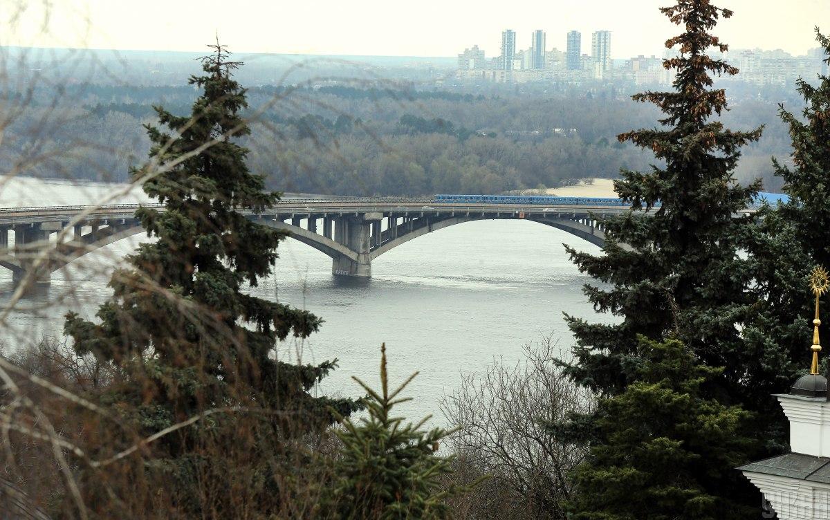 Дозволено демонтаж пам'ятників Пушкіну та Щорсу у Києві / фото УНІАН Дозволено демонтаж пам'ятників Пушкіну та Щорсу у Києві / фото УНІАН