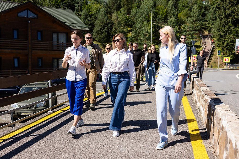 Елена Зеленская поразила "джинсовым луком" в Буковеле / instagram первой леди Украины Елена Зеленская поразила "джинсовым луком" в Буковеле / instagram первой леди Украины