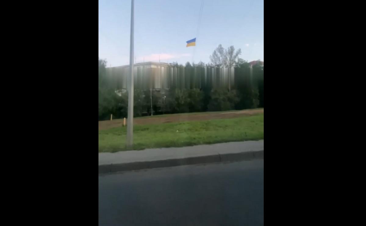У російському Нижньому Новгороді навпроти будівлі ФСБ підняли прапор України / скріншот У російському Нижньому Новгороді навпроти будівлі ФСБ підняли прапор України / скріншот