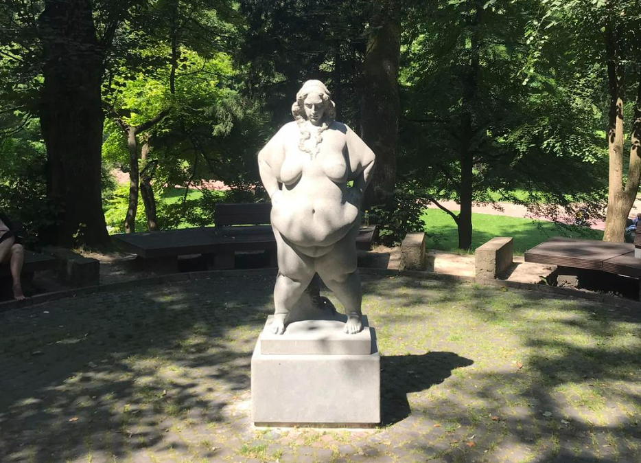 Львів’ян обурила ексцентрична скульптура жінки у Стрийському парку / фото з Facebook-сторінки Павла Гудімова Львів’ян обурила ексцентрична скульптура жінки у Стрийському парку / фото з Facebook-сторінки Павла Гудімова