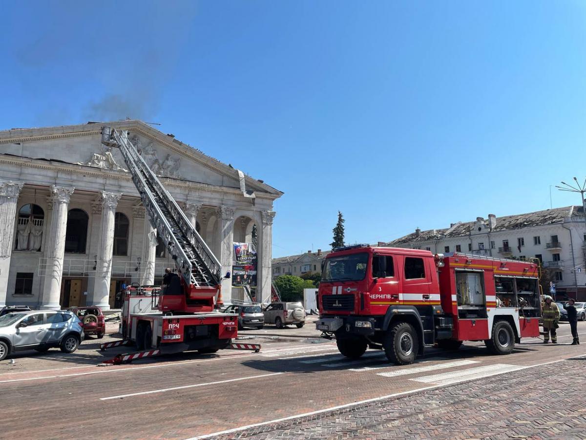 Названо число жертв ракетного удару росіян по Чернігову / фото t.me/dsns_telegram Названо число жертв ракетного удару росіян по Чернігову / фото t.me/dsns_telegram
