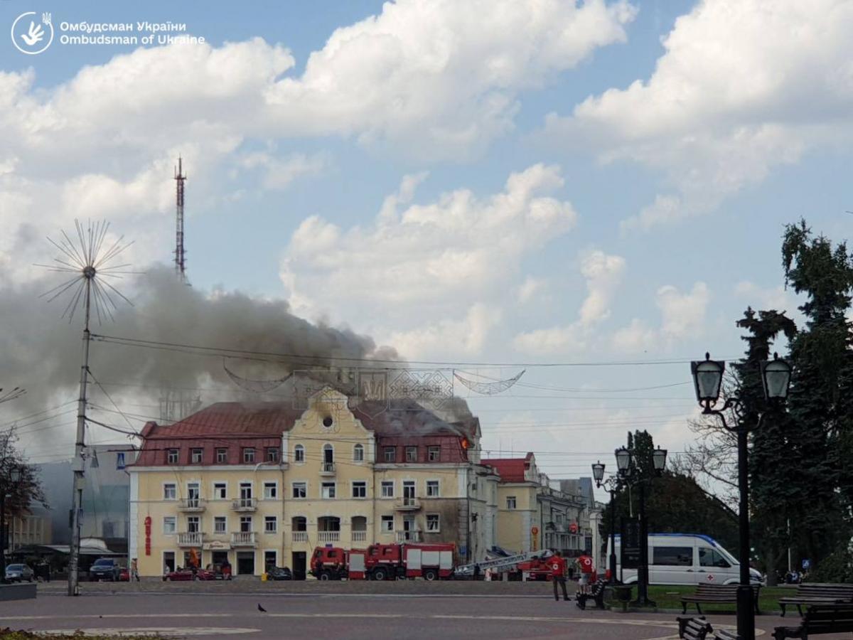 Росіяни вдарили по центру Чернігова / фото t.me/dmytro_lubinetzs Росіяни вдарили по центру Чернігова / фото t.me/dmytro_lubinetzs