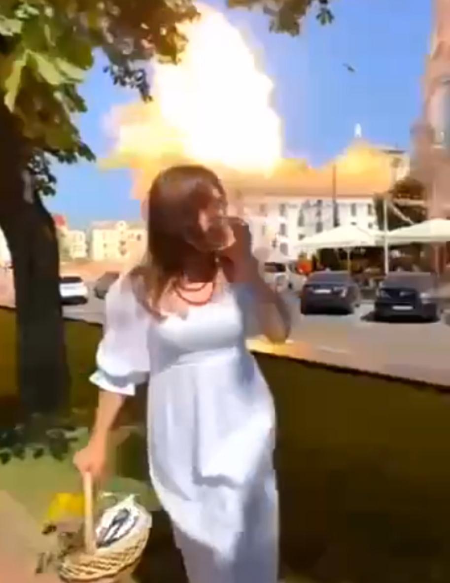 Девушка фотографировалась в момент "прилета" в Чернигове / скриншот Девушка фотографировалась в момент "прилета" в Чернигове / скриншот